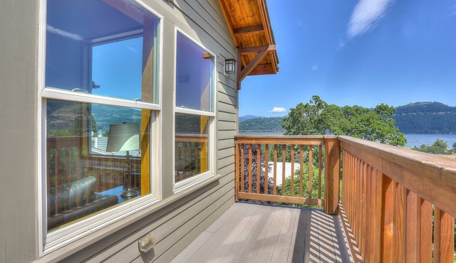 Hutson's Bridgeview - River Views, Hot Tub, DOWNTOWN!