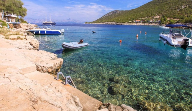 Hvar, Zarače Family house with terrace, barbecue and outdoor kitchen, 50 m from the beach