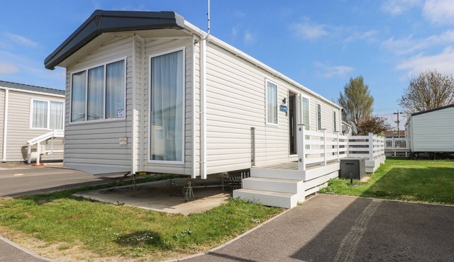 HW42, pet friendly, with pool in Bognor Regis