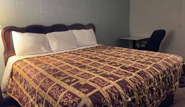 Hwy 75 Family-Friendly Stop | Budget-Friendly Stay | Regal Theater Access
