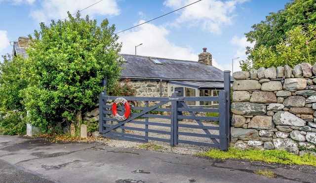 HWYLFA'R GROES, pet friendly, character holiday cottage in Talybont