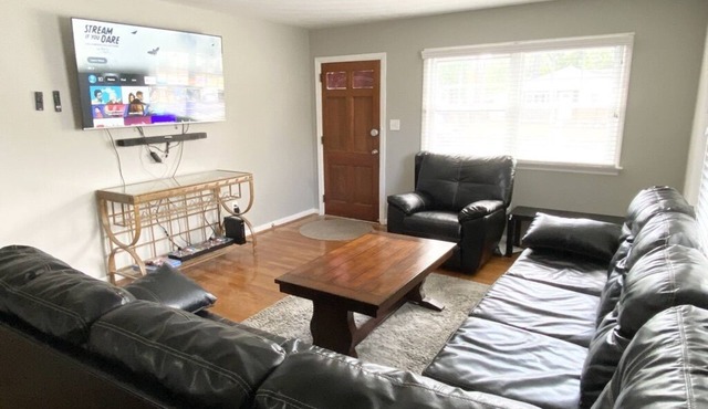 HY - King Suite, 4Tvs, Wi-Fi, 3BR, 30 day discount