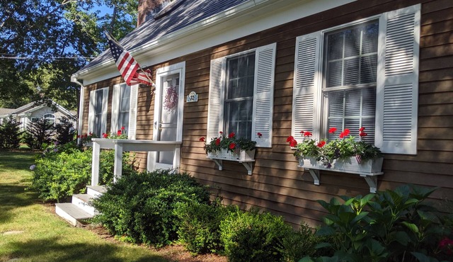Hyannis Family Retreat! 5 min to beach, 3 BR/2BA w/bunk beds, AC, beach pass.