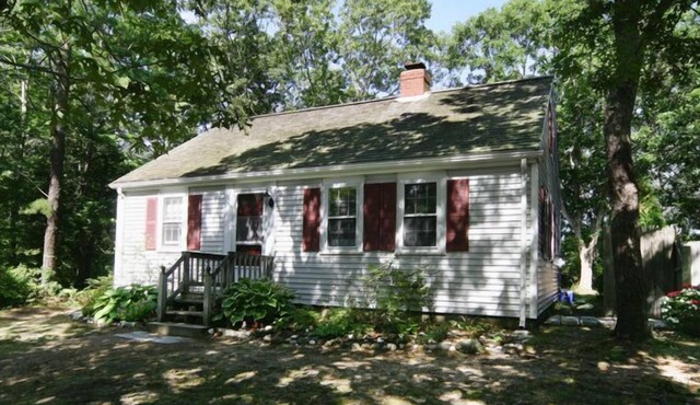 Hyannis Port Cape-Style Cottage. Short Walk to 3 Beautiful Ocean Beaches!
