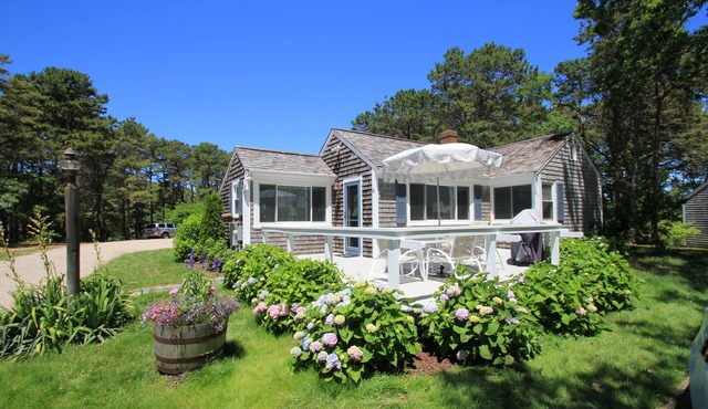 HyannisPort 2BR Cottage. Partial Ocean View! Short footpath to 2 sandy Beaches!