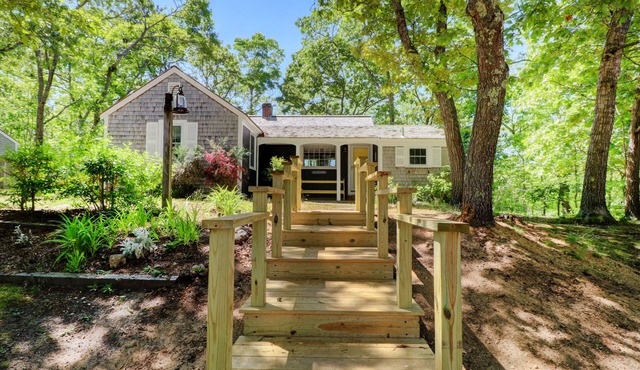 HyannisPort Cottage. Short walk to 3 sandy Ocean Beaches! Short walk to town.
