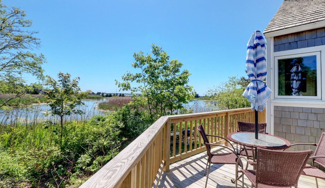 HyannisPort Cottage with Ocean Views and Short Walk to 3 nice Ocean Beaches!