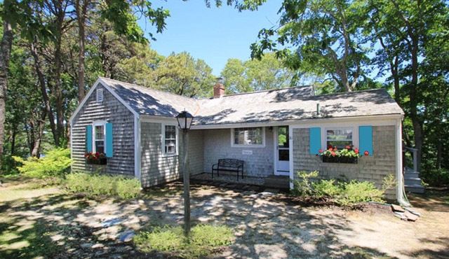 HyannisPort Cottage w/King Bed. Ocean View. Short Walk on footpath to 2 Beaches!