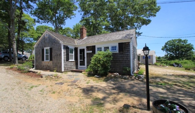 HyannisPort Seaside Cottage, Steps from the Sand !