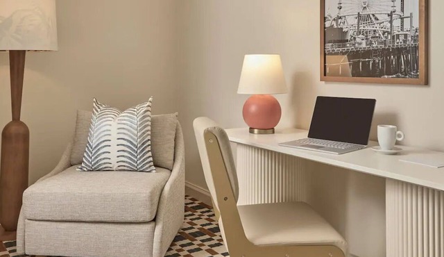 Hyatt Centric Delfina Pet Friendly Room 6 mins walk from Santa Monica Pier