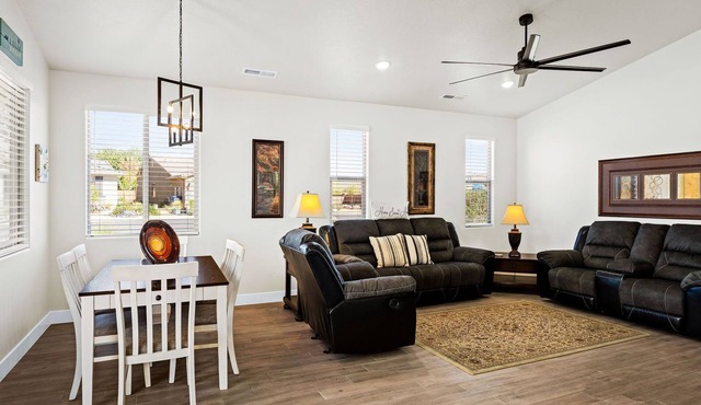 Hyatt Home Pet Friendly! Community pool and hot tub!