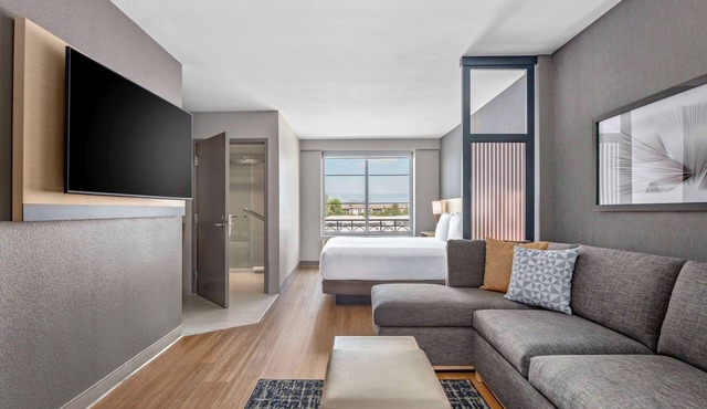 Hyatt Place Riverside Downtown