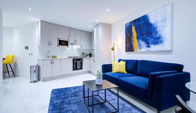 Hybrid Resi - Uxbridge, Free car or van parking, near London Heathrow Airport