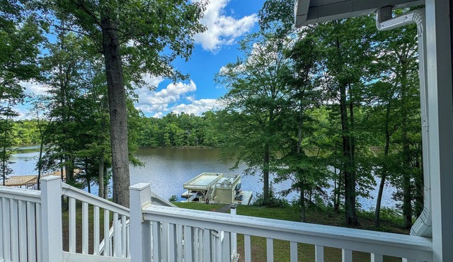 Hyco Hills Hideaway- private location, close to VIR, fast wi-fi, HOT TUB
