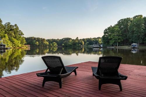 Hyco Lake Hideout - Lakefront Escape, Dock, Fire Pit, Family friendly!