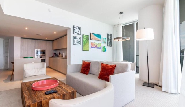 Hyde Beach Luxury Condo-Resort Condo