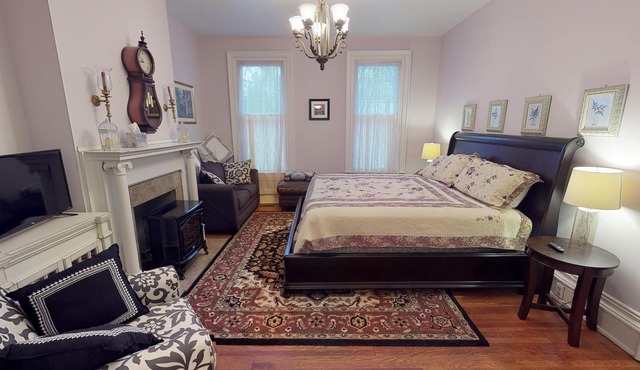 Hyde House Lilac Suite near Hocking Hills, Ohio University, Athens & Logan