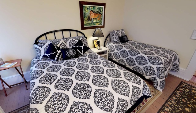 Hyde House Rose Garden Bed & Breakfast Hocking Hills Ohio between Logan & Athens