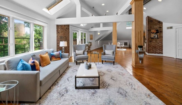 Hyde Park 2BR/2BA Penthouse with Private Patio