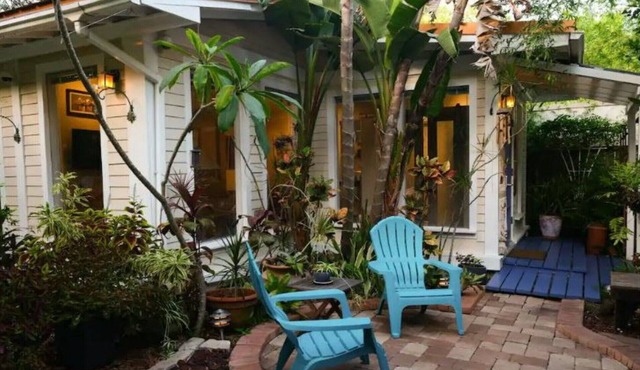 Hyde Park garden cottage steps from Bayshore/Soho