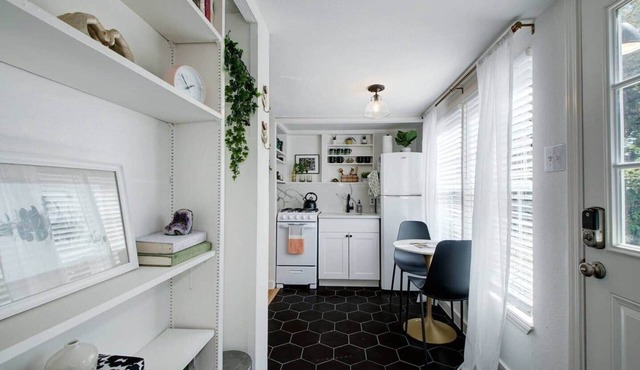 Hyde Park Guesthouse w/Parking & Private Entry