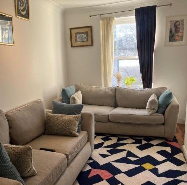 Hyde Park Modern Charming Escape Steps away from shops and park