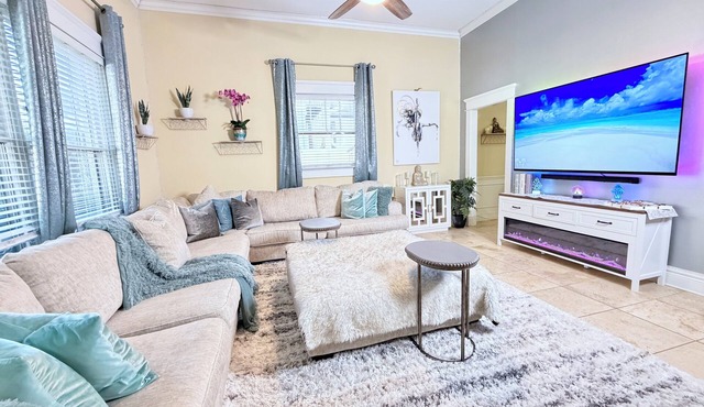 Hyde Park spacious 3-bedroom townhome with gym & sauna