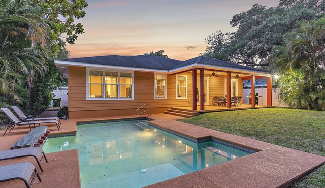 Hyde Park Villa w/Saltwater Pool + Fire Place!