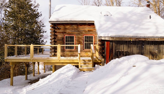 Hydeaway Cabin - Cozy & Rustic Log Cabin w/Modern Updates - Close to Stowe!