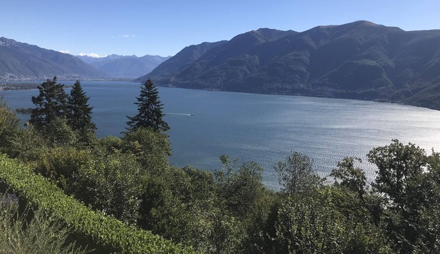 Hydeaway - Luxury villa with pool and panoramic lake view