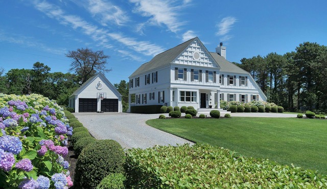 Hydrandea House. 5 Bedroom Shinnecock Hills. Pool Patio large private backyard.