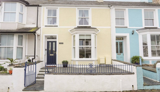 HYFRYDLE, family friendly, country holiday cottage in Borth-Y-Gest