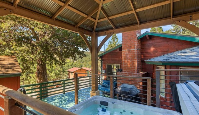 Hygge Frosk w Breathtaking Views, Hot Tub & Deck