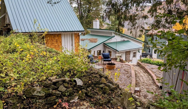 Hygge Hideaway. Pet friendly, cozy retreat & 3 minute walk to the river!