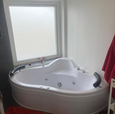 Hyggelig lejlighed med jacuzzi og moderne opholdsområde