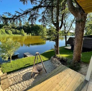 Hyggelig sommerhus. med udsigt, til vand fra senge