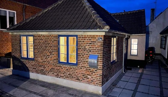 Hyggeligt lille byhus lige mellem havnen og bytorv