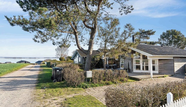Hyggeligt sommerhus med havudsigt