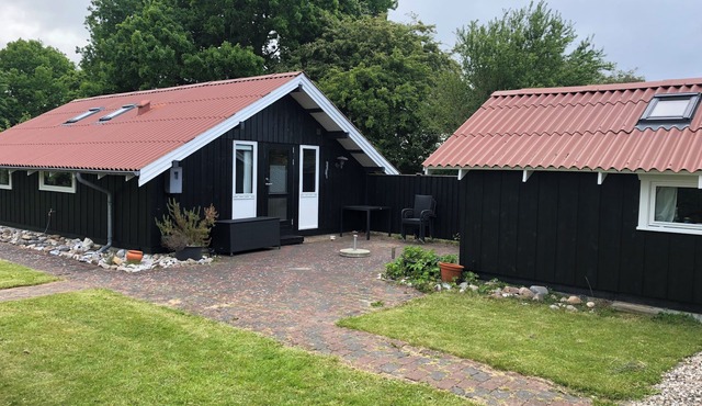 Hyggeligt sommerhus med stor privat have og 800 meter til stranden.