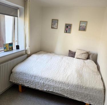 Hyggeligt Værelse med fælles opholdsrum og toilet