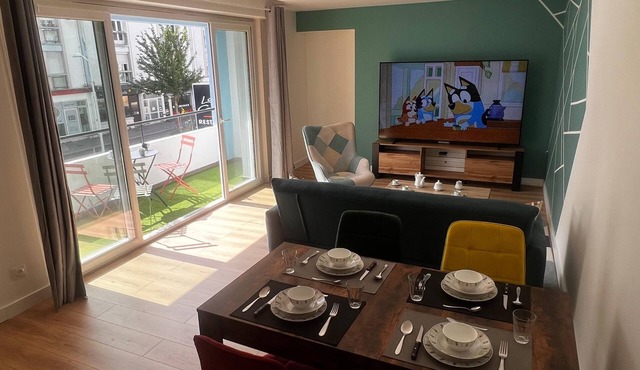 Hyper center, 3 bedrooms, 3 bathrooms, Free parking, Beach 20 minutes away!