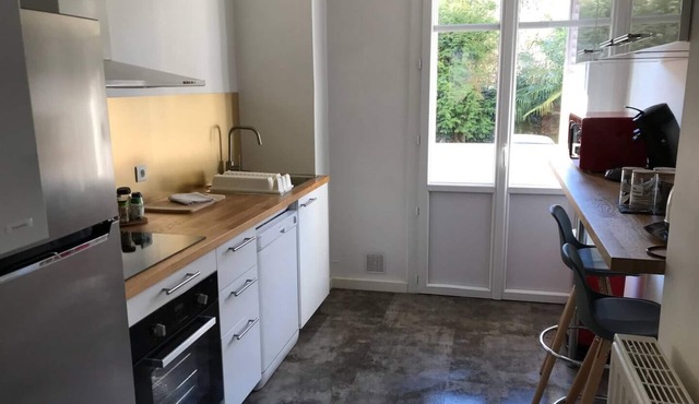 Hyper Centre: Bright 2-bedroom designer apartment.