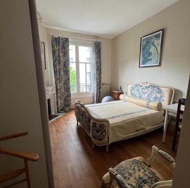 HYPER CENTRE ,jolie chambre climatisée avec PARKING SECURISE gratuit