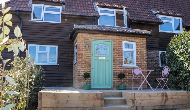 HYRST RISE, pet friendly, character holiday cottage in Forest Row
