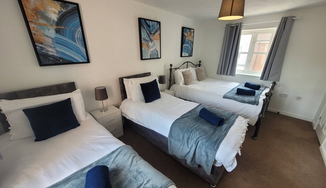 Hythe House – Stylish 3BR Stay Close to Colchester Centre & Transport