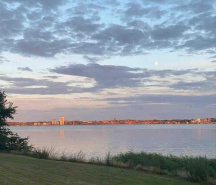 Hytte i første række til fjord