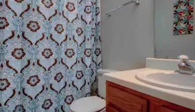 I AM a Quiet, 2BR Townhouse w/Pets Considered near Downtown