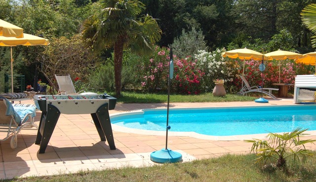 Independent apartment in Provencal country house, shady park, swimming pool, various games