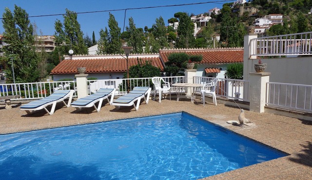 I villa with private pool, large garden, porch, terrace and playground.