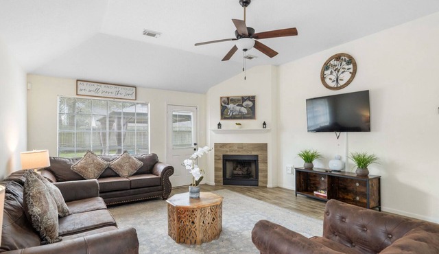 IAH Place-3/2 w a patio-sleeps 8+